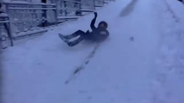 Жееесть) С горки на пакете, Мариинский парк, 22.01.2012 смотреть онлайн