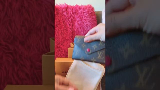 Unboxing of Louis Vuitton Victorine in monogram fuchsia смотреть онлайн
