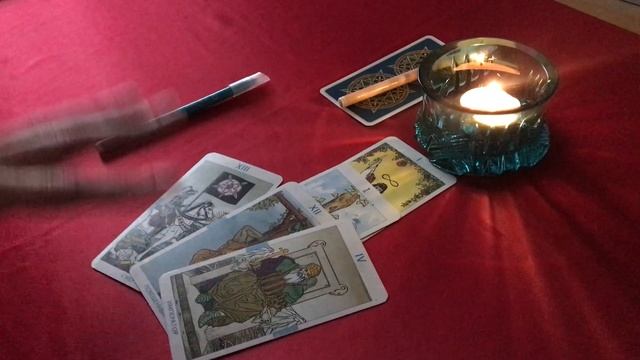 Почему он молчит? Выйдет ли на связь? / Гадание Таро смотреть онлайн