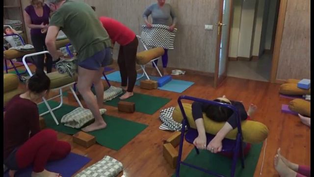 Прогиб сидя со стулом смотреть онлайн