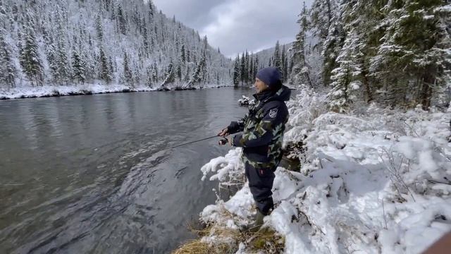 РЫБАЛКА В КРАСНОЯРСКОЙ ТАЙГЕ. ДОБЫВАЕМ ОГОНЬ С ПОМОЩЬЮ ОГНИВА. ЗИМА НАСТУПИЛА. КОНКУРС! Ч.11 смотреть онлайн