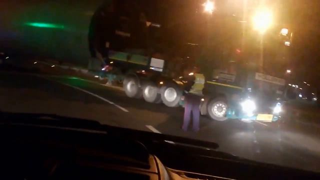 Маленькая бочечька, что аж всей дороги мало для разворота :) смотреть онлайн