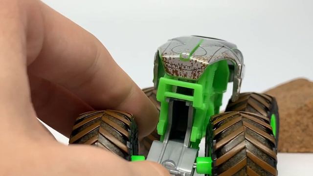 Spin Master "Monster Dirt Starter Set" | Alien Invasion смотреть онлайн