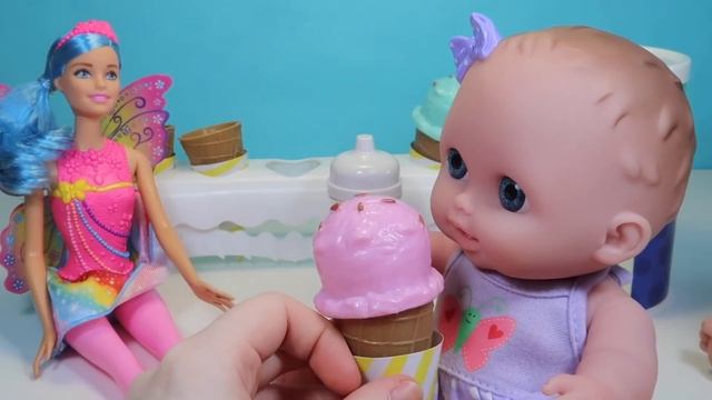 Пупсики Каришка, Маришка и Иришка покупают мороженое у Куклы Барби Феи смотреть онлайн
