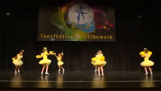 Цыплята. Танцует младшая группа ансамбля " Ладушки" IFIZe.V. Duisburg 20019 смотреть онлайн