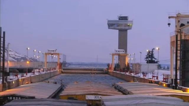 Towboat KALOCSA in lock,Jerdap 1 ,Portile de fier 1. смотреть онлайн