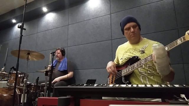 Игра на Басу в гипсе одним мизинцем смотреть онлайн