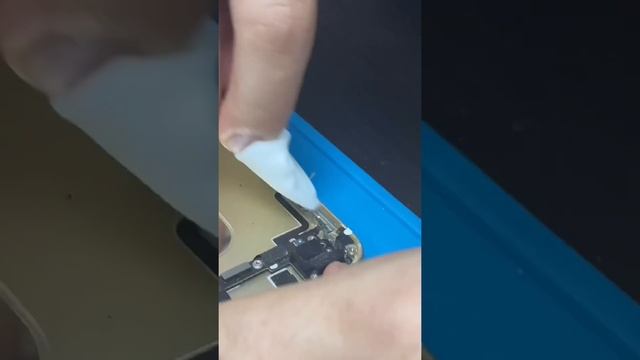 Замена дисплея и аккумулятора iPhone 7 Plus / АКБ вздулся и сломал дисплей смотреть онлайн