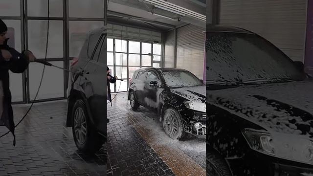 Надо ли смачивать машину перед нанесением пены? автомойка самообслуживания.