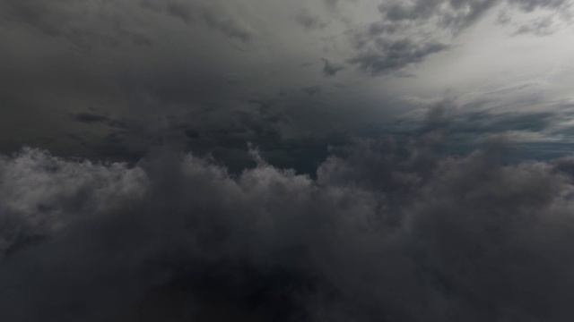 Полёт Через Серые Облака. Бесплатный Видео Футаж. Бесконечный Бесшовный цикл смотреть онлайн