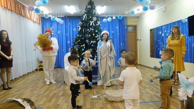 "Приключения у новогодней елочки", новогодний утренник в младшей группе "Сказка", 2022г. смотреть онлайн