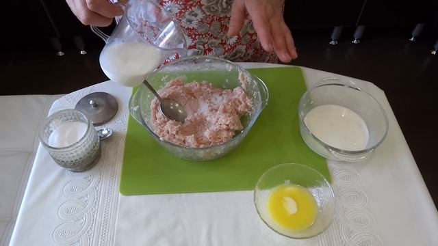 НЕЖНЫЕ КУРИНЫЕ КОТЛЕТКИ В СУХАРЯХ/котлеты пожарские смотреть онлайн