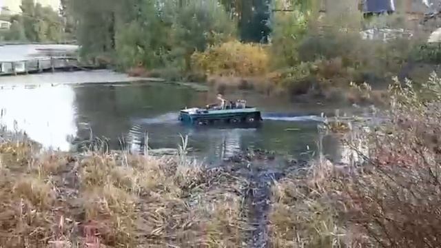 Гусеничный вездеход Асминог в болоте,воде и на земле смотреть онлайн
