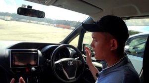 Обзор Toyota Voxy? 2014г V-2.0 4WD без пробега по РФ. Сравнение с Toyota NOAH!