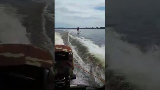 лодка Крым м с Сузуки ДТ 30 тянет лыжника