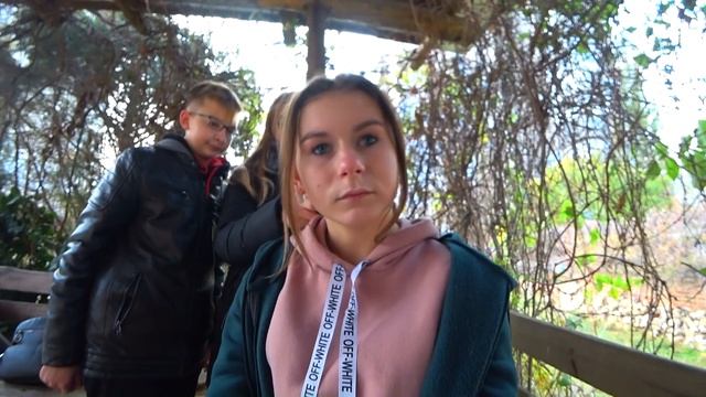 ПАРНИ ДЕЛАЮТ ПРИЧЕСКИ И МАКИЯЖ ДЕВОЧКАМ!!! смотреть онлайн