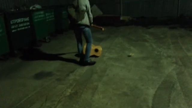 Психанул и сломал гитару об асфальт смотреть онлайн