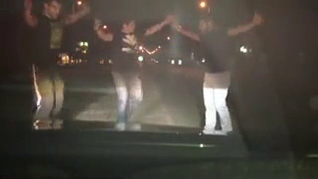 Придурки танцуют на дороге по цыгански! смотреть онлайн