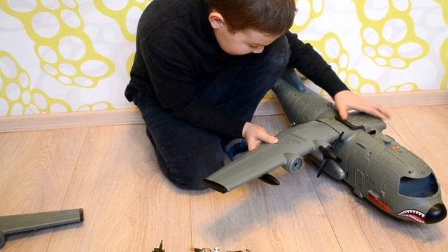 Egorunya показывает огромный военный самолет Play with Toy Plane смотреть онлайн