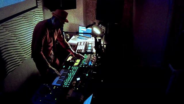 Roland AIRA series + NI Maschine Studio: Лайв Спикер (Колтович Д.) - Tornado смотреть онлайн