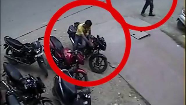 Live video of Thief stealing a new bike from Bareilly market смотреть онлайн
