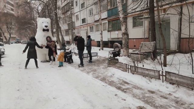 Белый медведь танцует на улице? Огромная ростовая кукла! смотреть онлайн
