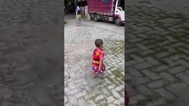 Abrisam pakai baju batik Bali смотреть онлайн