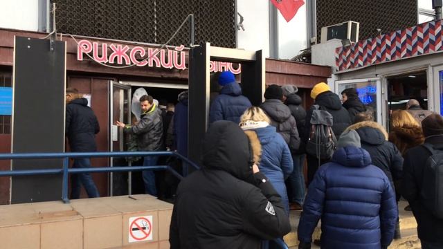 Очередь на вход в Рижский цветочный рынок. 7 марта 2019 смотреть онлайн