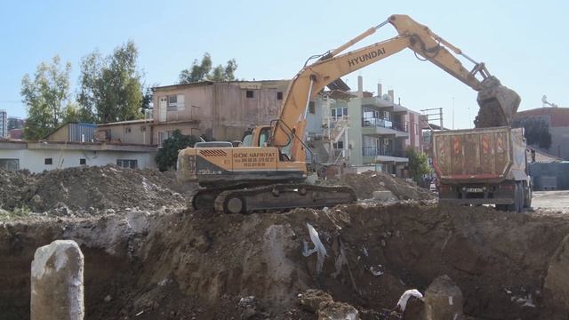Ready to Load ! Hyundai Robex 290 LC - Excavator Loading Dump Trucks смотреть онлайн