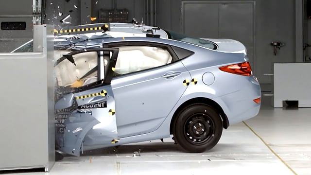2013 Hyundai Accent driver-side small overlap IIHS crash test смотреть онлайн