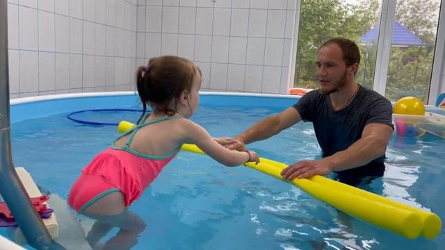 Арина учится плавать в бассейне #3 смотреть онлайн