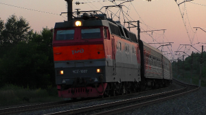 ЧС2Т-1007 со скорым поездом Анапа - Томск и приветливой бригадой