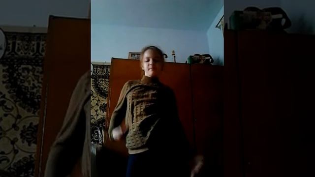 Я танцую под песню ногами и руками смотреть онлайн