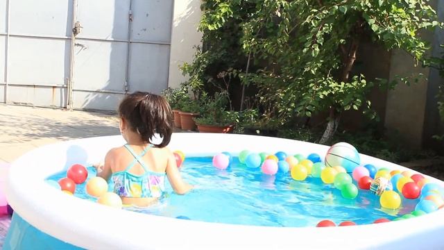 Резиновая утка. Сара играет с уткой.Rubber ducky. Смешное видео .Funny video смотреть онлайн