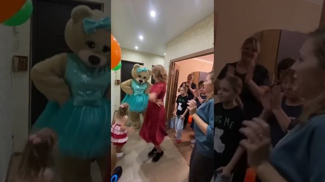 Эхххх русские народные пляски!!! #мишканапраздник #медведьнапраздник #поздравление #shortsfeed смотреть онлайн