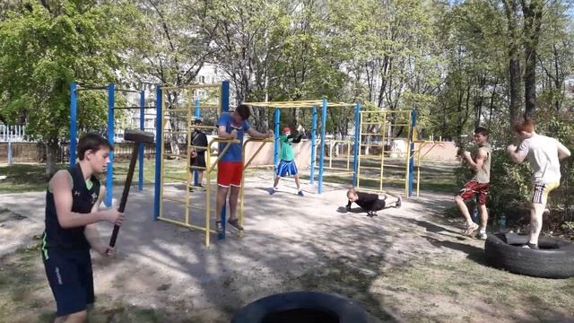 Тренировка на спортивной площадке смотреть онлайн