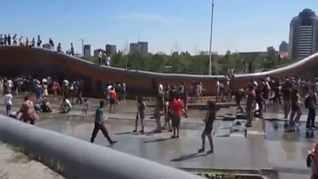 01.08.2015 На улице +35 дети и подростки купаются в парке в фонтанах Астаны и обливают всех подряд смотреть онлайн