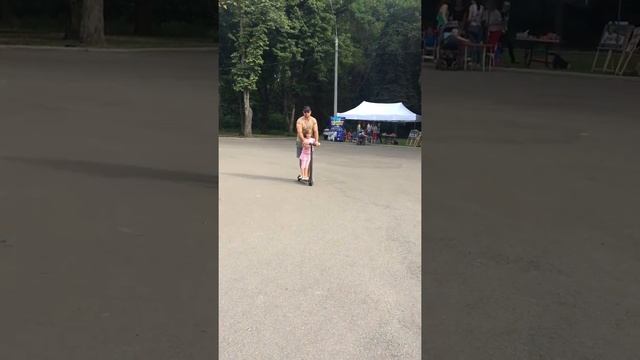 Электросамокат, катаемся папа с дочерью. Ultra bike смотреть онлайн