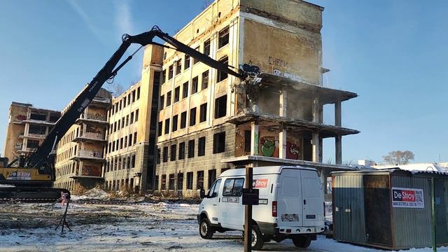 Снос заброшенной больницы. Екатеринбург 02.12.2022 смотреть онлайн