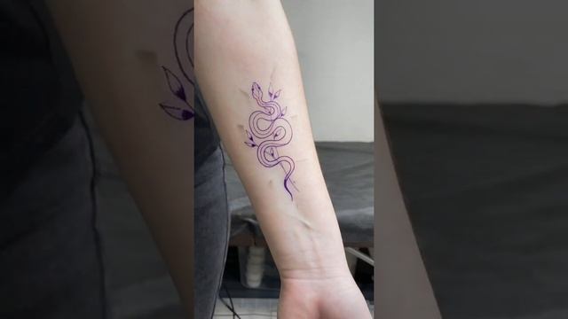 Процесс создания змеи по индивидуальному эскизу ✨ #татузмея #татупроцесс #snaketattoo смотреть онлайн