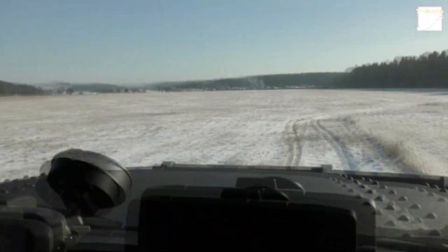 Toyota Land Cruiser 80 на мостах Mercedes Unimog 406. Скорость по полю - 70 км/ч. Без рук!!! смотреть онлайн