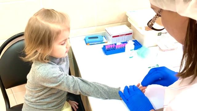 У врача для детей в детской поликлинике - часть 3 - Сдаём кровь! Детский анализ крови из пальца! смотреть онлайн