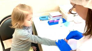 У врача для детей в детской поликлинике - часть 3 - Сдаём кровь! Детский анализ крови из пальца!