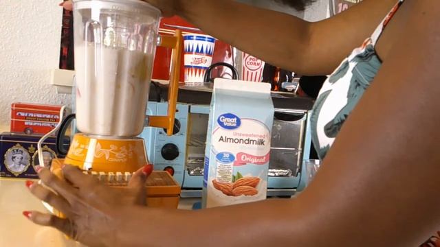 Making a Apple - Banana Shake with my Vintage Blender смотреть онлайн