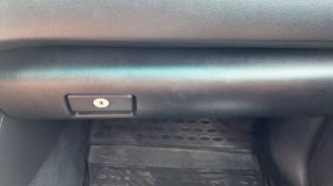 Гремит из под бардачка Камри 50