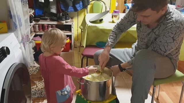 Дедушка в гостях и хрюшка за столом (13+)#многодетнаясемья#люблюготовить# смотреть онлайн