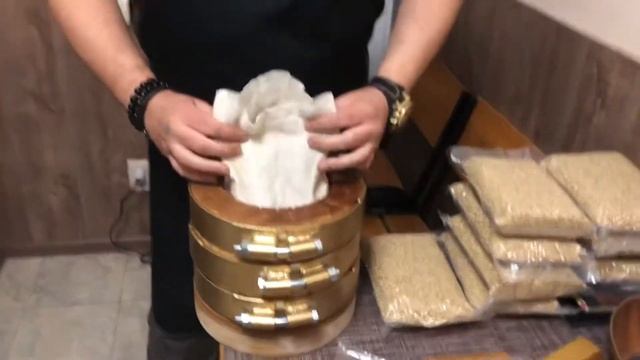 Отжимаю кедровое масло маслопрессом в Московской области)