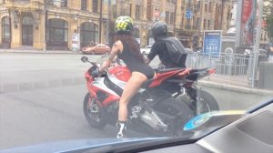 Красивая девушка на мотоцикле