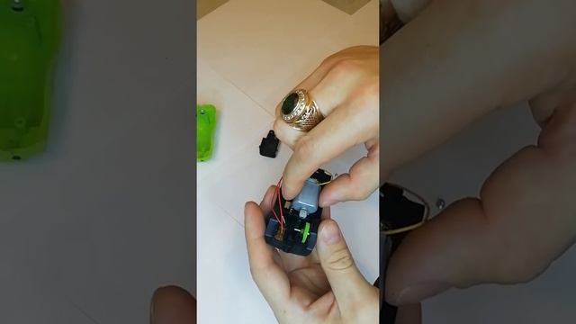 Гоночные машинки, замена батареек!!! смотреть онлайн