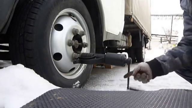 Откручивание колеса ручным гайковёртом. смотреть онлайн